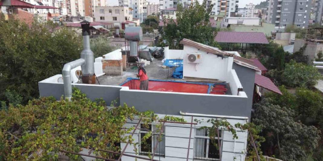 Güneşte pişiyor buram buram emek kokuyor! Adana’da yoğun mesai: Damlarda rengarenk sergileniyor 3